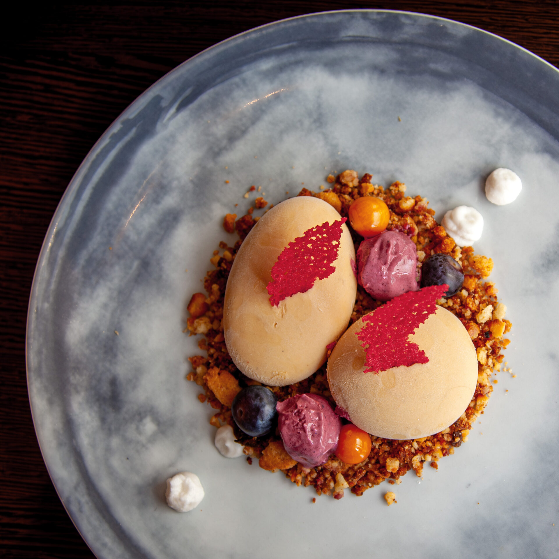 ERDNUSSBUTTER PARFAIT - Waldbeereis I Beerencreme I Kokosgel I Crumble I Honig Hippe