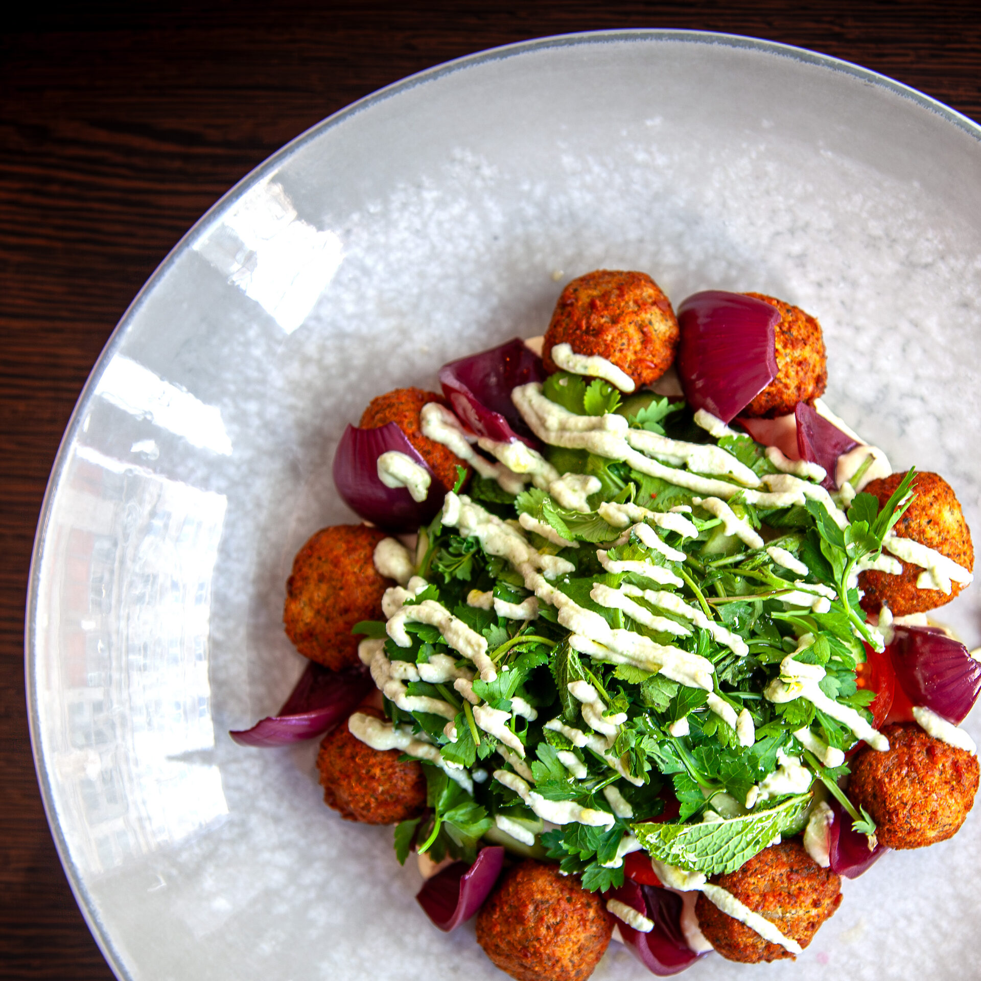 ORIENTALISCHER FALAFEL SALAT - Hummus I eingelegte Rote Zwiebel I Koriander Petersilie I Gurke I Tomate I Minze - Tahini Dressing