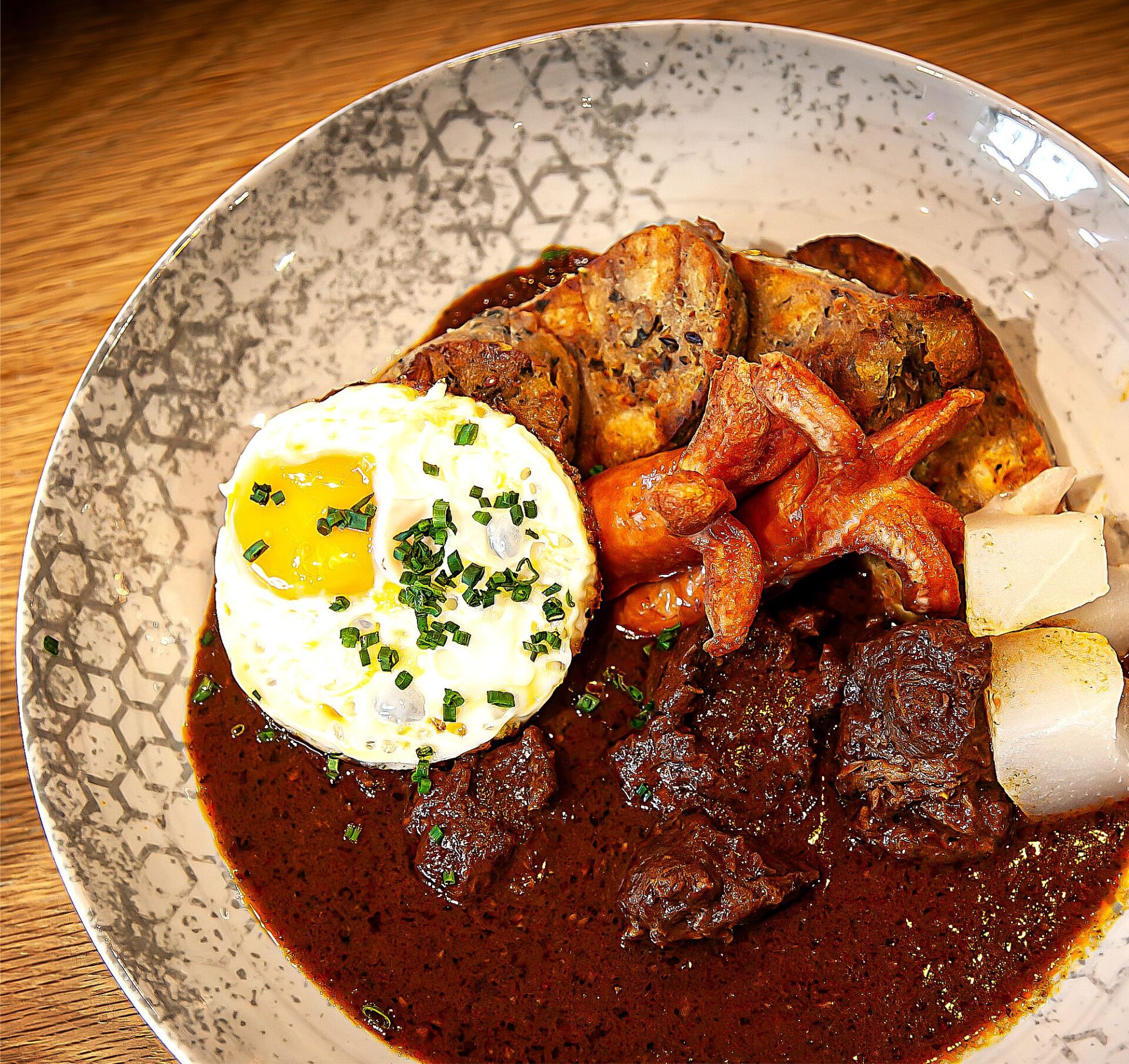 Wiener Fiaker Gulasch I Serviettenknödel I Würstel Spiegelei I Senfgurke