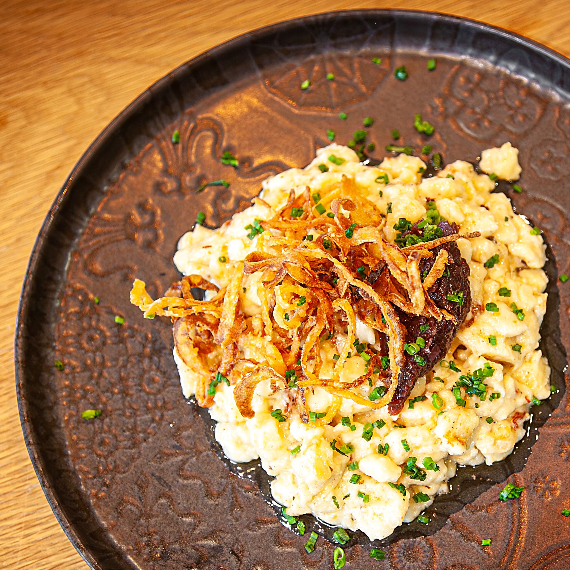 Käsespätzle I Röstzwiebel I Roter Zwiebel Konfit I Blattsalat A.C.G.O 21,9 € Cheese Spaetzle | Crispy Fried Onions Red Onion Confit | Leaf Salad