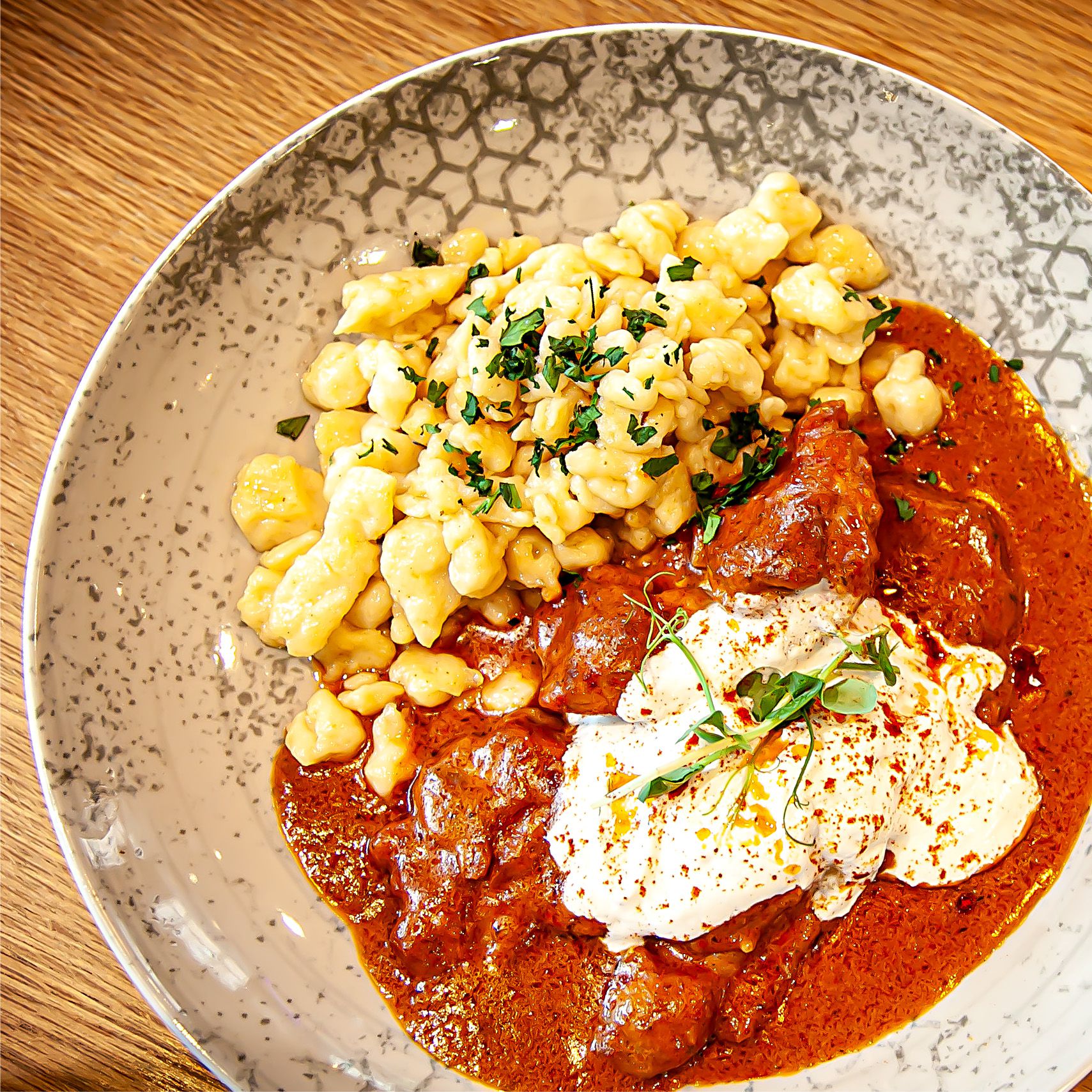 Wiener Klassiker - Paprikahuhn I Butter Spätzle I Sauerrahm Espuma