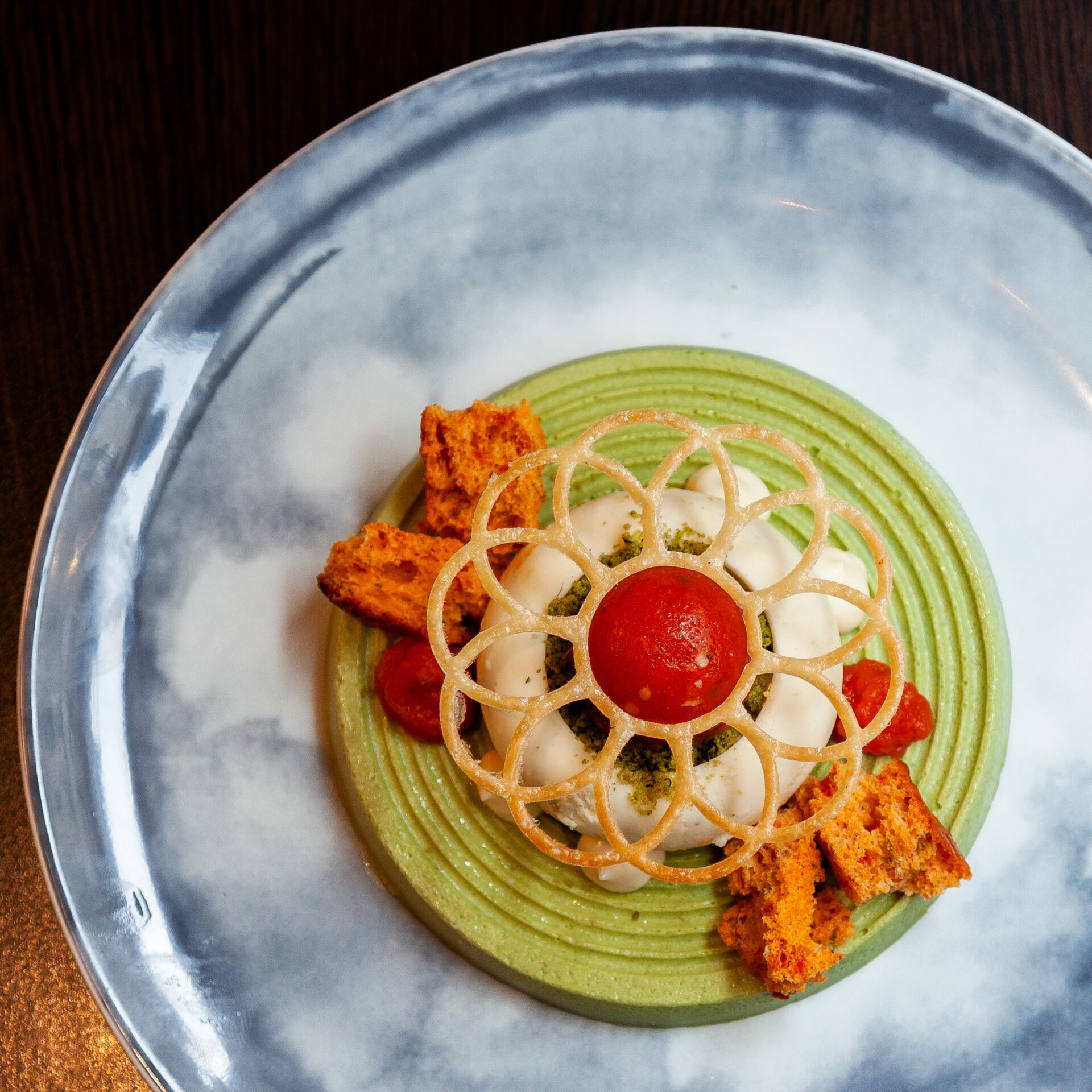 TOMATEN-MOZZARELLA-BASILIKUM MOUSSE - Tomaten Sponge I Parmesan Hippe Mozzarellacreme I Basilikum Crumble I Tomatengel